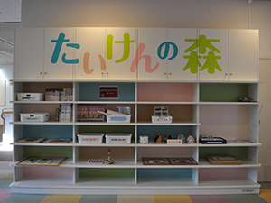 糸つむぎや綿繰りを体験する子どもたち
