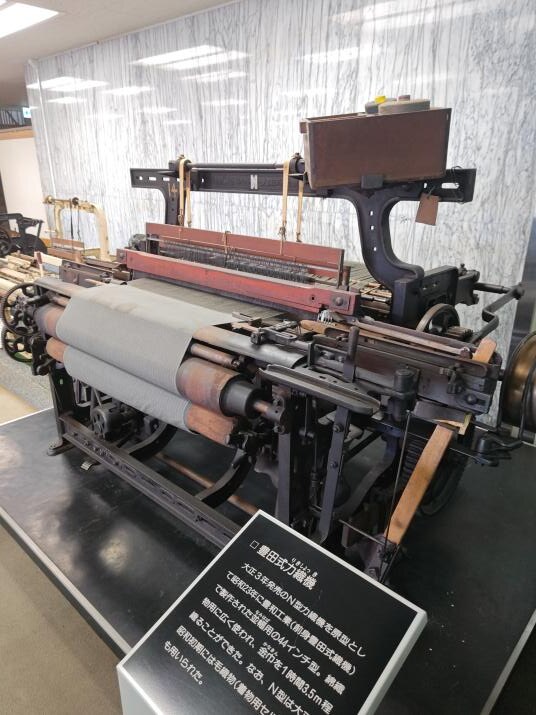 展示中の豊田式力織機