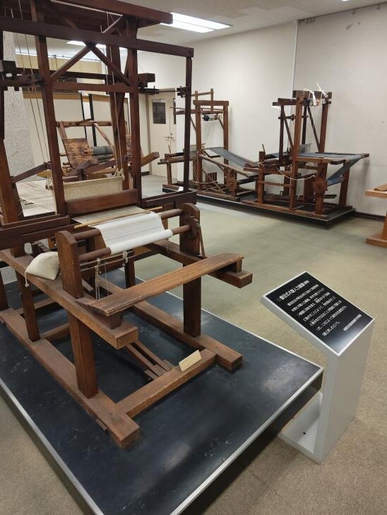 織機を展示する館内の様子